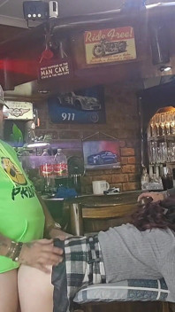 Împărțind-o pe prietenele mele pe fiica vitregă de 19 ani