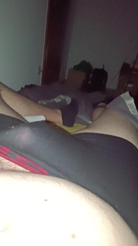 Ragazzo paffuto che in pezzi neri
