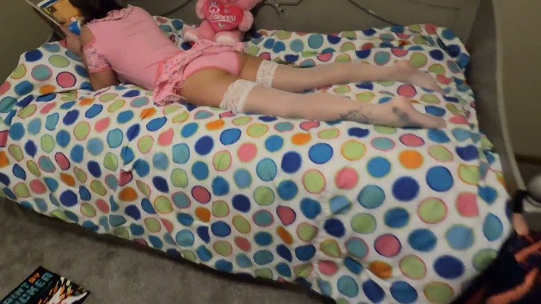 ScarlettRavenXO: Lonely Stepdaughter Crawls Into Bed with Stepfather