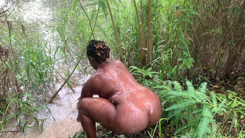 African Beauties: Isabella and Friends nude allo stagno
