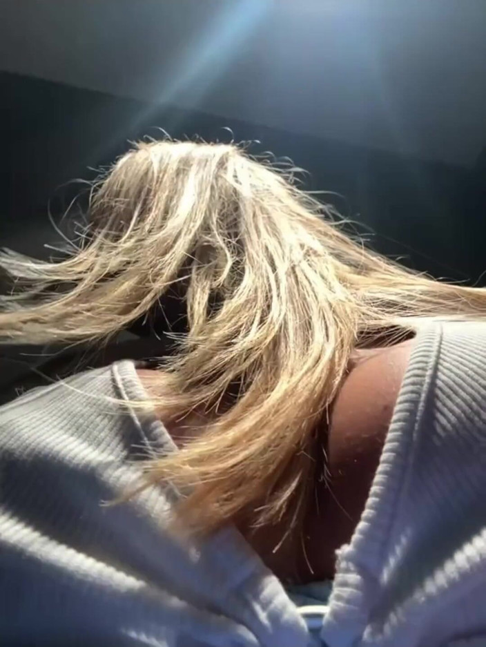 MollyLollyG: Rubia Tatuada Con Grandes Tetas Y Coño Peludo Se Masturba...