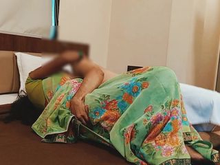 Harder299: Kåt amatör indisk styvmamma i Saree knull av ung pojke