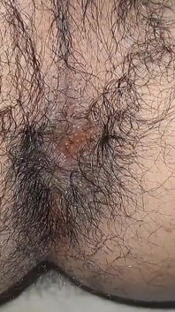 Joven sexy mostrando su culo duro en desnudo