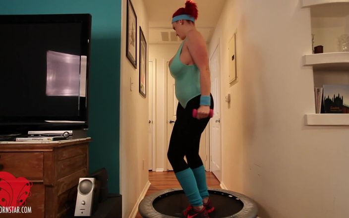 Siri Pornstar: Gagica cu țâțe naturale mari Siri își exercită pizda!