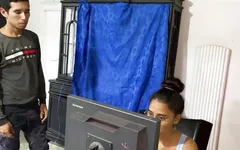 Eu fodo a buceta da secretária prostituta e ordenha seus peitos.