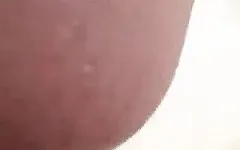 在淋浴时玩肛交