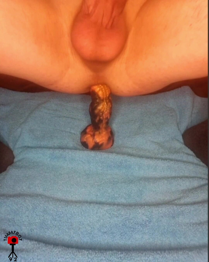 Timmyboy: Me encanta sentir la ondulación del consolador en mi culo,...