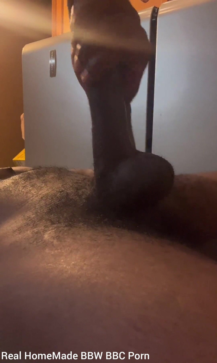 Big black cock BBCee: キッチンで揺れ、からかい、大きな黒いペニスをしごき
