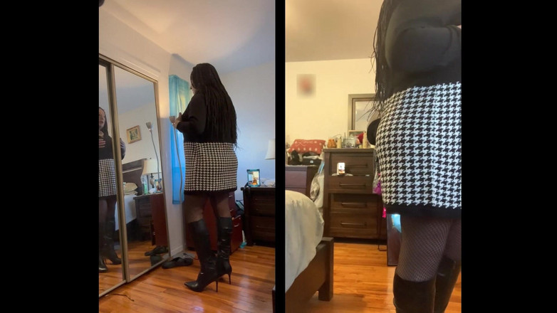 Deanna Doll: Zwarte babe Danae in een truijurk vingert haar poesje