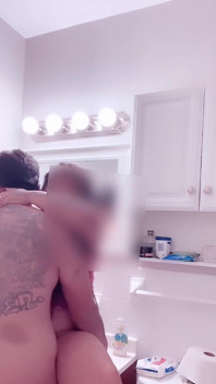 Le ho dato un po' di cazzo in cima al lavandino del bagno
