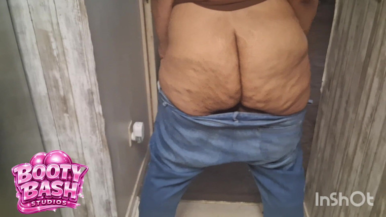 Sexpartyatl: Big Booty Anal Queen Shaking Her Phat Ass at Home