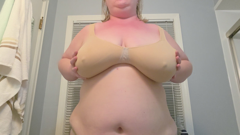 Virgie Blanca: BbW PAWG si spoglia e agita entrambi gli angoli