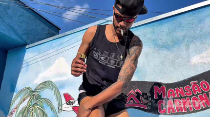 Meck ToyBoy: Tuxedo vid poolen med oljebad som återfuktar pikan