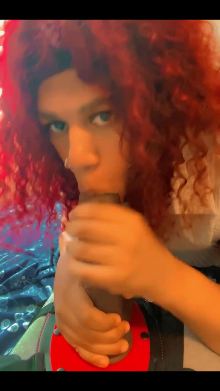 Hicktown_hoochi: Büyük siyah dildo emiyor