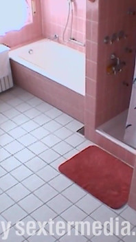 Blonda amatoare se masturbează pe toaletă