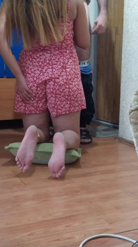 Курьер на доме, я пошла лизать мой хуй, потому что она не давала мне деньги