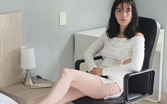 Jopy sex: Laura Masturbates Next to a Giant Window and Hides From...