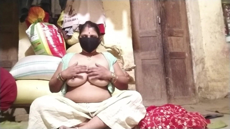 Desi_bhabhi121: 핫한 바비 핑거링 보지 누드 젖탱이 누르기