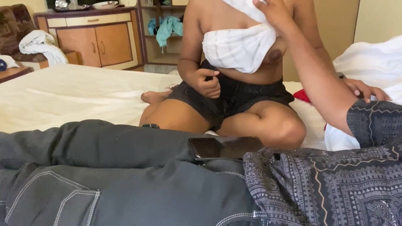Pinkididi: Chị kế Ấn Độ của tôi ở trong phòng của cô ấy một mình...