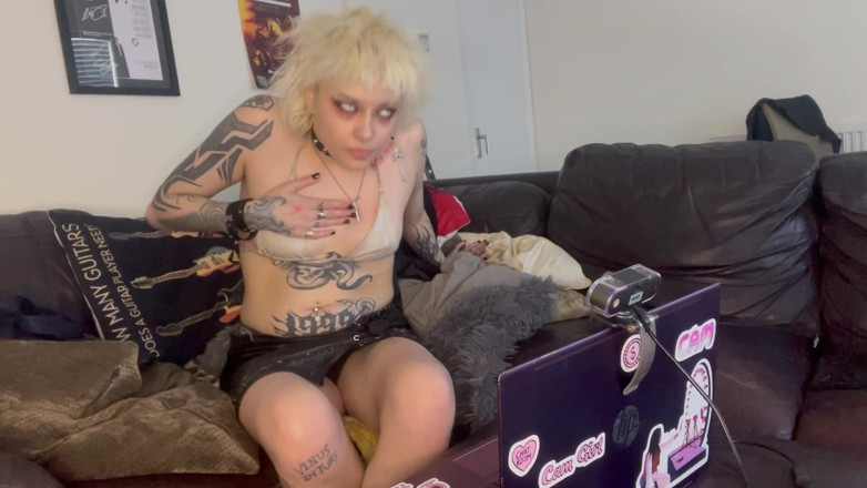 Glitterqueen1999: Gótica tem uma dor no coração e auto ressuscitação