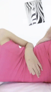 Johntronx - la ragazza asiatica sexy in abito rosa attillato si occupa del mio cazzo come un professionista