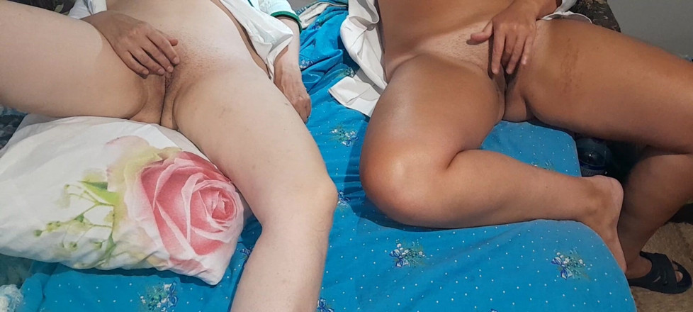 Lesbian-candys: Üç hemşire mola odasında mastürbasyon yapıyor