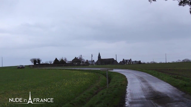 Nude in France: Une jeune BBW brune se fait baiser en levrette