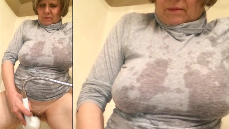 MarieRocks: Gilf s velkými prsy masturbuje v šedé košili