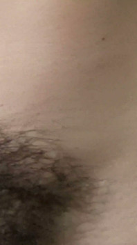 Un cazzo nero appeso martella pelosa la figa
