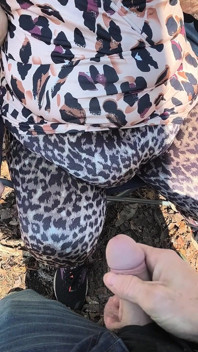 숲에서 혼자라고 생각한 창녀는 이 낯선 사람 큰 뚱뚱한 뼈를 빨아주는데 엉덩이에 뭐가 있냐고?