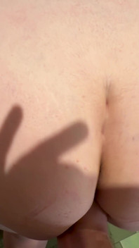 Ibu tiri tidak boleh berhenti memikirkan tentang sudut pandangan pertama dubur