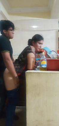 Empregada fodida quando ela lava os pratos
