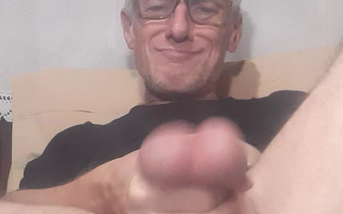 Big uncut hard cock: 这是如何拳打和挤压大球这个男人硬挤压球让这些大球改变颜色，他打他们