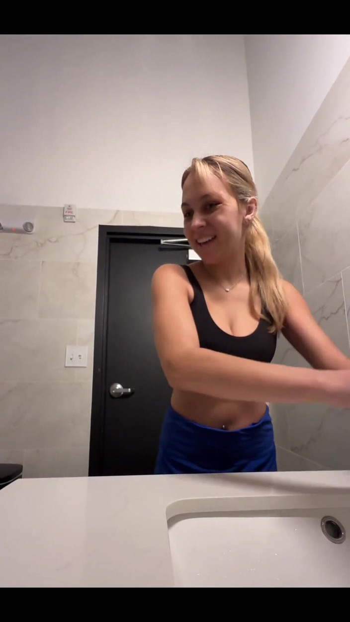 Tiffstreatsxoxo: Peeing Before Pilates