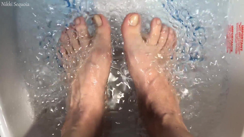 Nikki's Fetishes: Foot Soak Toe Wiggle