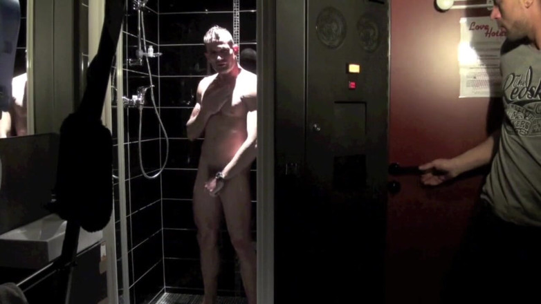 YOUNG FRENCH DUDES FUCKERS: Mike dikongkek oleh Tony di bawah bilik mandi