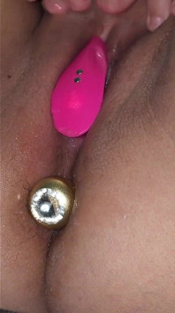 Plug anale nel culo e nella figa masturbazione con vibratore