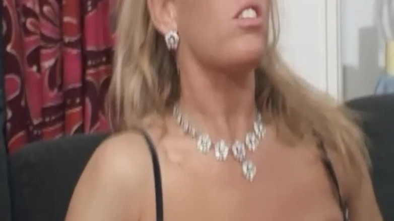 Bangora amateur club: Milf blondă umplută de pule mari și negre cu paloare multiple