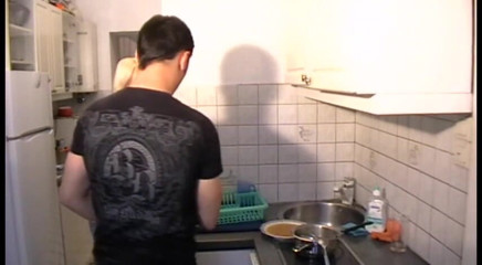 Femdom Austria: Lo schiavo della casa deve pulire la cucina