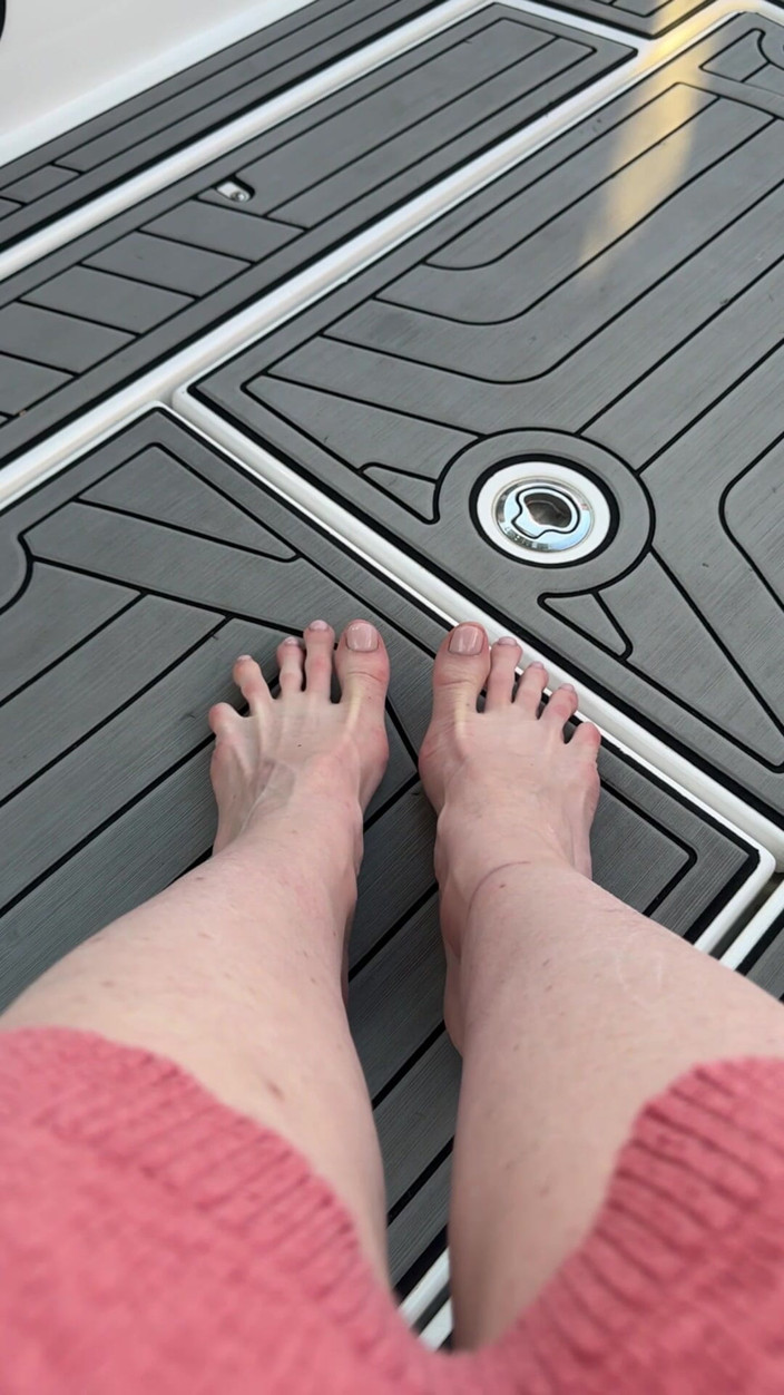 LizaVirgin: Giocare con le gambe