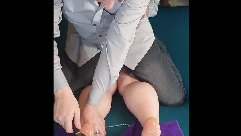 Candy Rabbit: Escrava bondaged sofre cócegas duras e gritando alto