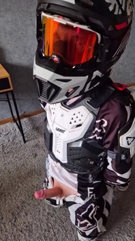 Motocrosser excitat Motocrosser Biker se împinge pe el însuși edge, nu s-a putut abține, a terminat de 2 ori