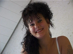 LetsGoDirty Teens: Napalona dziewczyna leży w łóżku palcem rucha się i głaska łechtaczkę