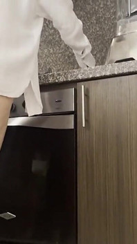 Sexo Lesbico Con La Hermanastra De Mi Esposo En La Cocina Mientras Prepara El Desayuno Y Mi Esposo Esta En La Habitacion