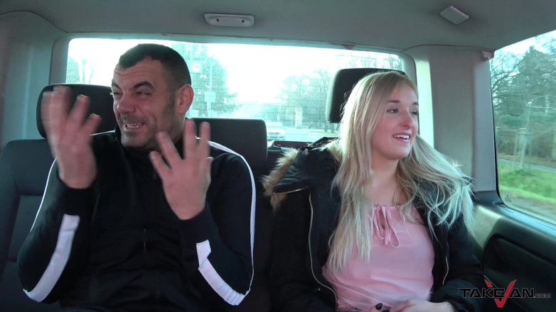 Take Van: Tânără blondă proastă înșelată de un șofer de taxi fals și cu picioarele...