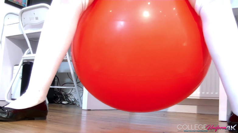 College Uniform: Space Hopper z udziałem Stelli Cox
