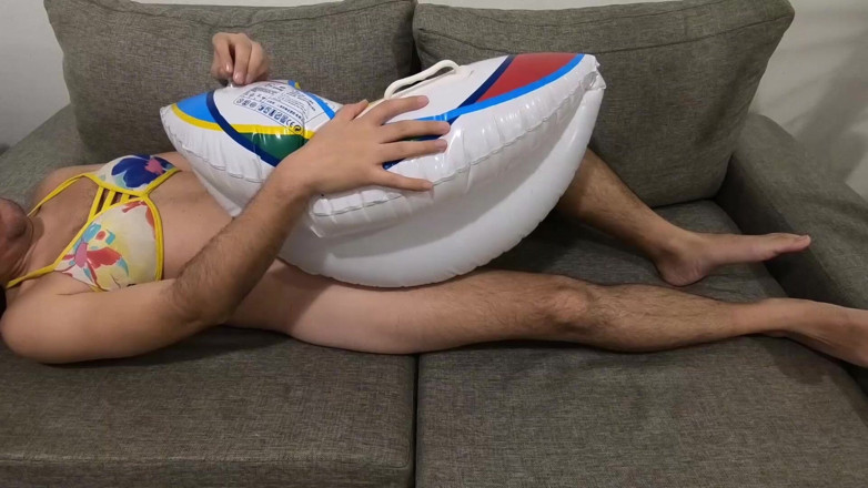 Inflatable Lovers: Blanc qui nage