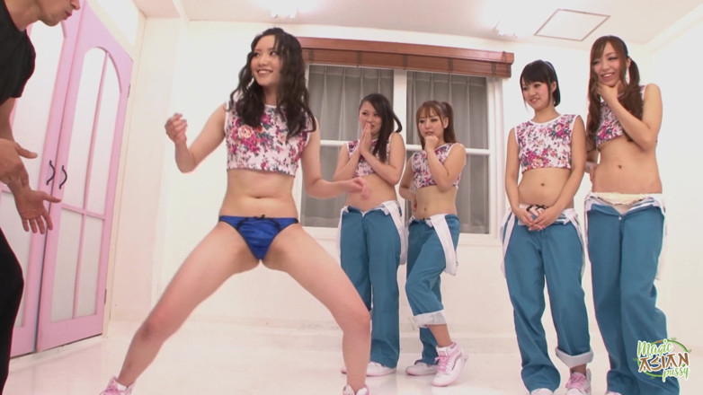 Magic Asian Pussy: La început am avut dansuri sexy, dar apoi toți acești oameni împreună.