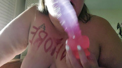 Maya Montana: Puttana che viene salivosa sul dildo