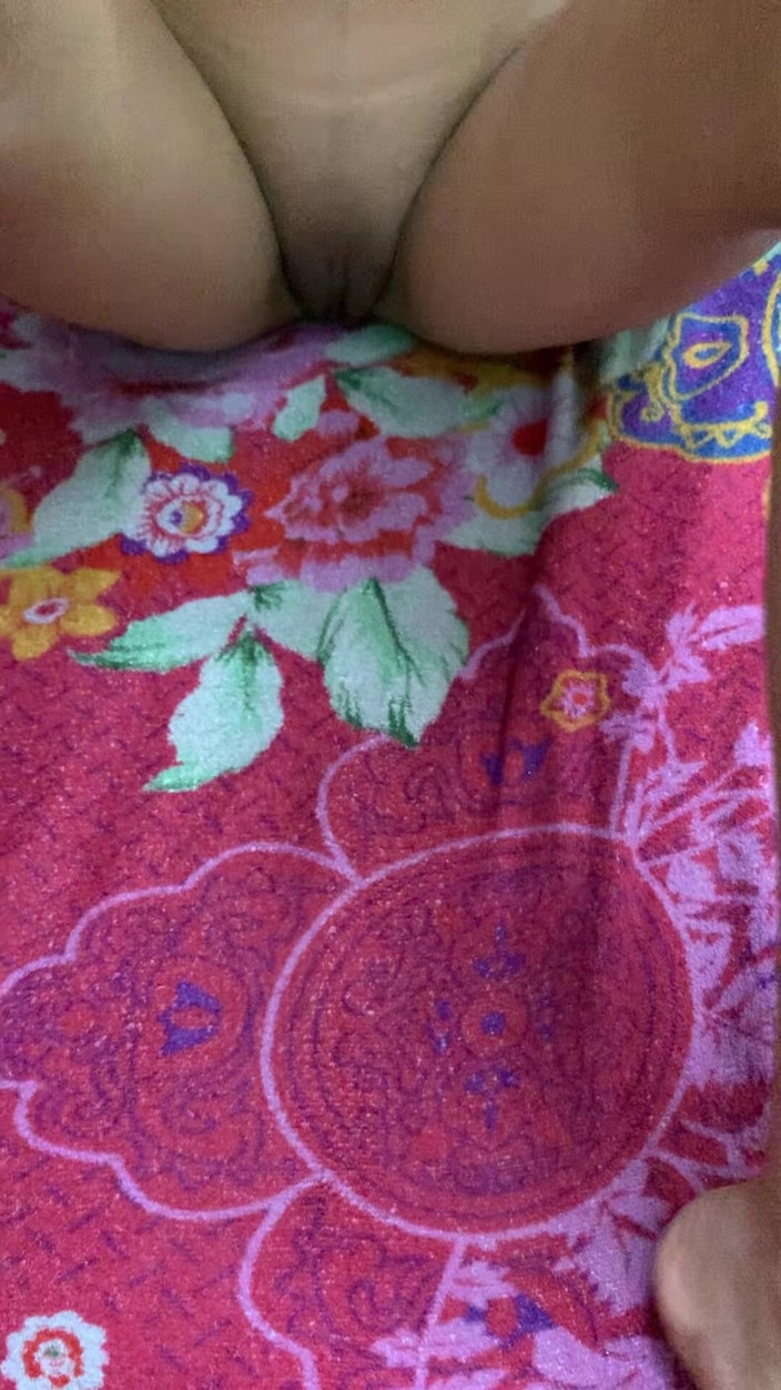 wickedriya: Eu encontro minha meia-irmã sozinha em seu quarto e eu...